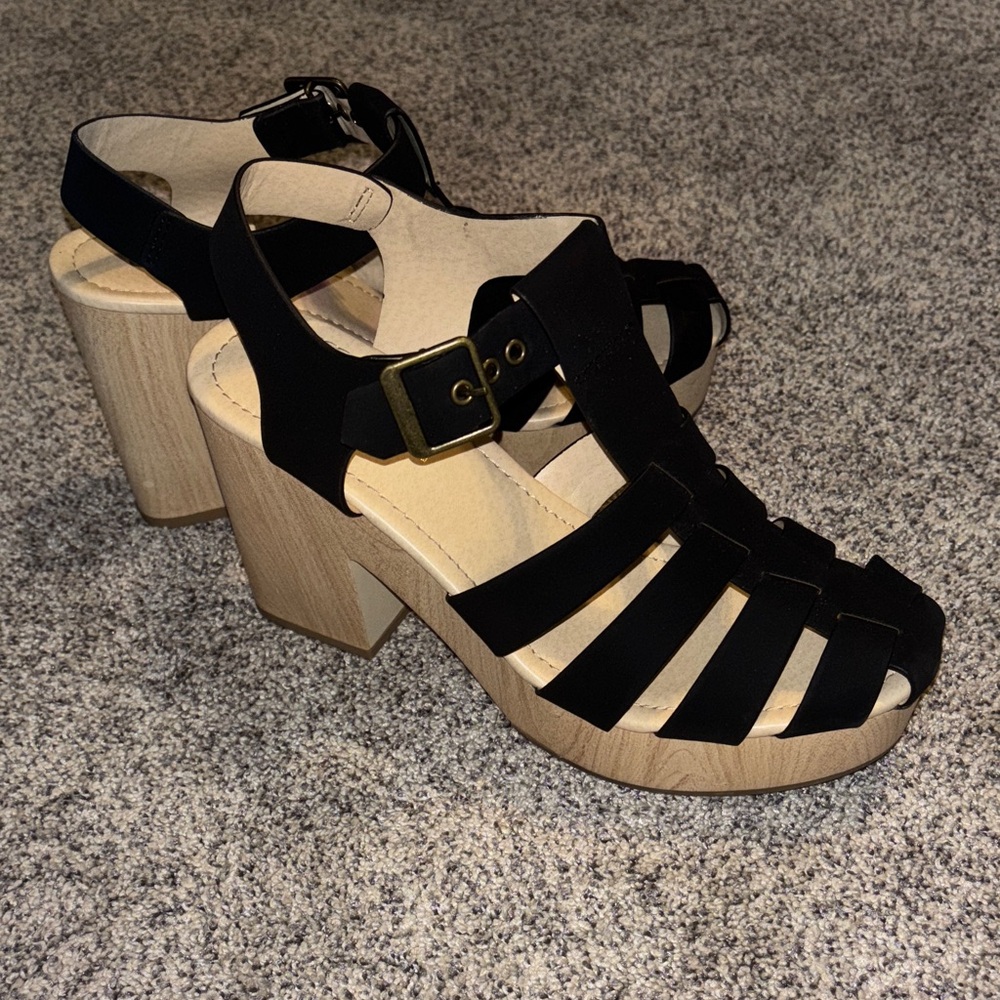UNR8ED Black Strappy heeled Sandals size 8.5